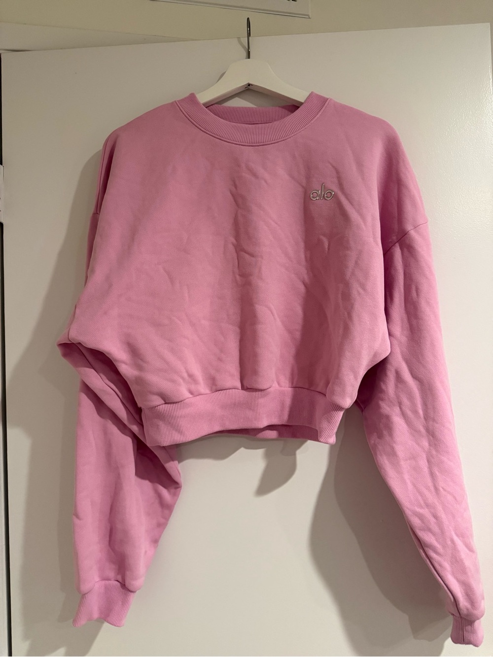 ALO Yoga Cropped Crew Sweatshirt in Light Pink